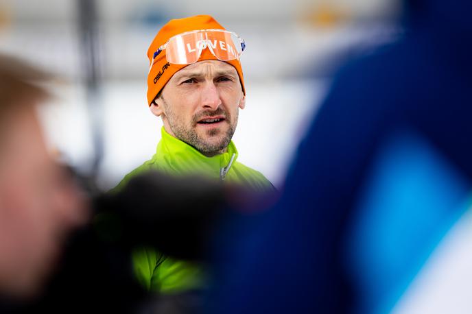 Jakov Fak, ZOI 2026, Anterselva | Jakov Fak se je danes na uradnem treningu posebej posvetil izbiri smuči. | Foto Filip Barbalić