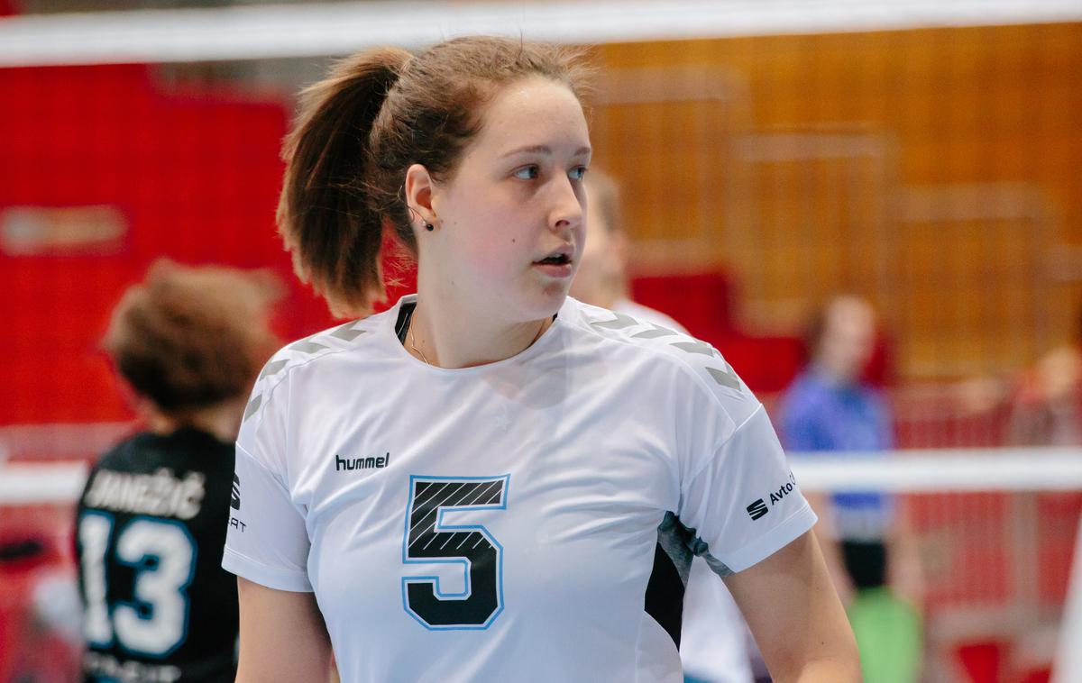 Eva Pogačar | Eva Pogačar ostaja članica Calcit Volleyja. | Foto Klemen Brumec