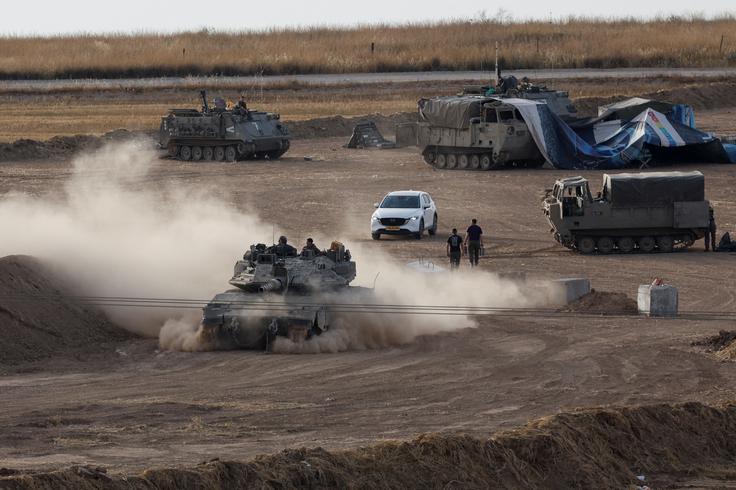 Če Izrael ne odpravi blokade in ustavi nove ofenzive, ki je v zadnjih dneh terjala več sto življenj, trojica svari s "konkretnimi ukrepi", ki pa jih niso opredelili. | Foto: Reuters