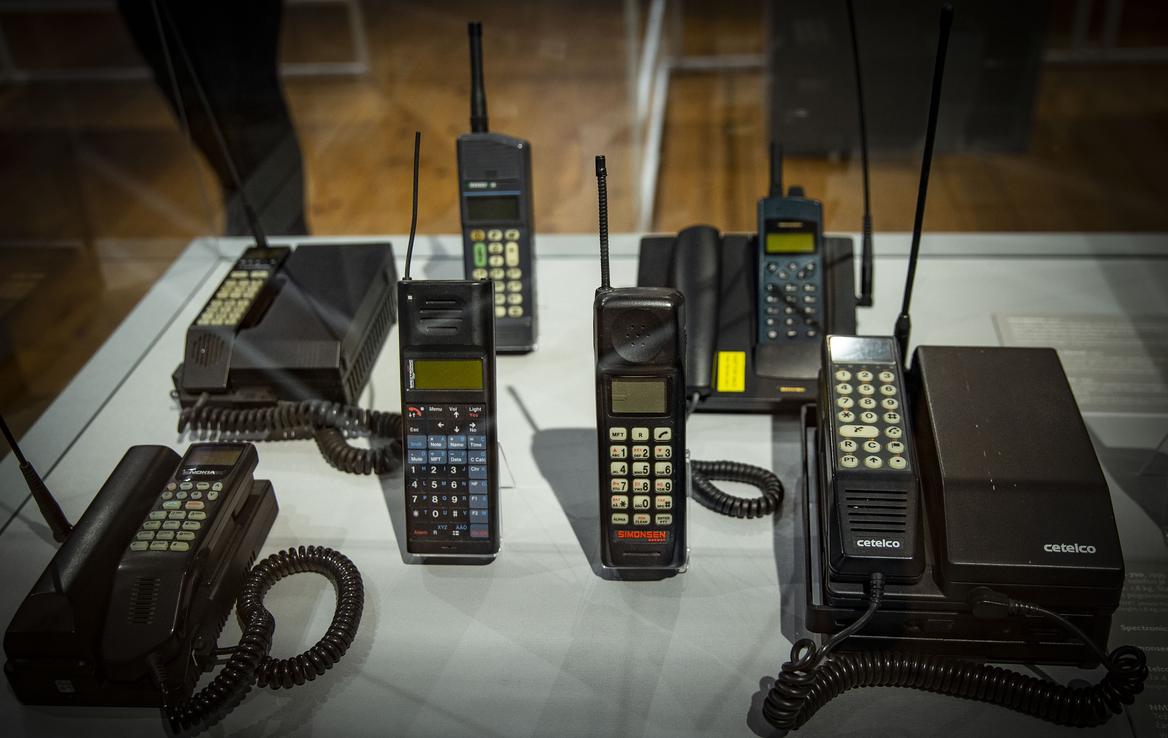 Muzej pošte in telekomunikacij | Prvi mobilni telefoni, ki so prišli v Slovenijo pred 30 leti, so bili veliko večji, težji - in neprimerljivo dražji. | Foto Ana Kovač