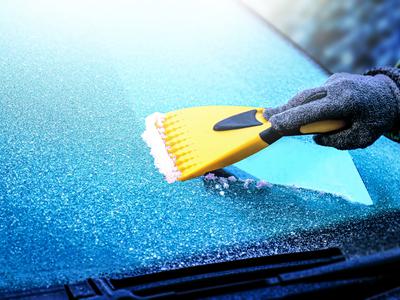 Hladno jutro: temperature padle pod ledišče, vozniki čistili zaledenela stekla #animacija