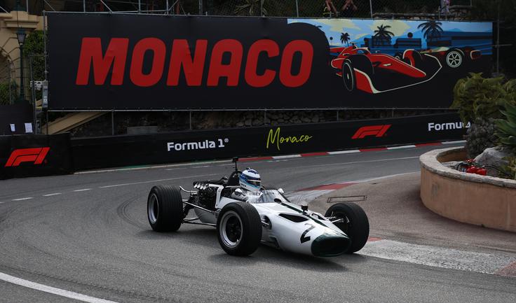 V četrtek se je krog po kneževini s prvim McLarnom M2B iz leta 1966 zapeljal Mika Häkkinen. McLaren ta konec tedna obeležuje tisočo dirko v formuli 1. | Foto: Reuters