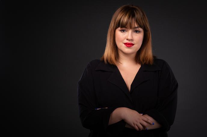 Nika Kovač | Kot so sporočili z inštituta 8. marec, nadzor nad ženskimi telesi ne izginja, ampak spreminja obliko. Umetna inteligenca danes omogoča ustvarjanje lažnih intimnih vsebin z uporabo fotografij ali videoposnetkov posameznic. Takšne vsebine se uporablja za poniževanje, diskreditacijo, izsiljevanje in utišanje, opozarjajo. Na fotografiji Nika Kovač. | Foto Siol.net