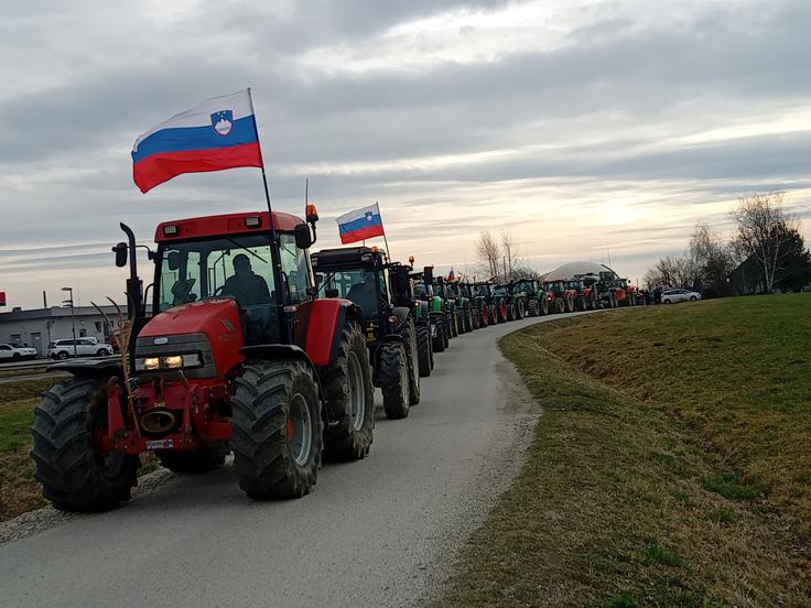 Protest kmetov, ki so se odpeljali do Murske Sobote. | Foto: STA