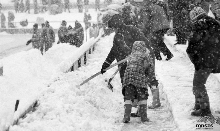V tednih pred začetkom iger je prireditelje skrbelo zaradi pomanjkanja snega, prva tekmovanja pa so potekala v pravem snežnem metežu. | Foto: Muzej novejše in sodobne zgodovine Slovenije