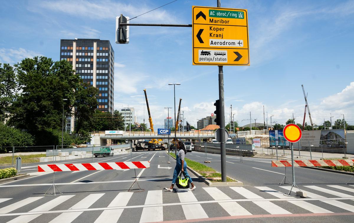 železniški nadvoz, Dunajska cesta v Ljubljani | Urejanje površin v podvozu je končna etapa gradnje novega železniškega nadvoza nad Dunajsko cesto.  | Foto Bor Slana/STA