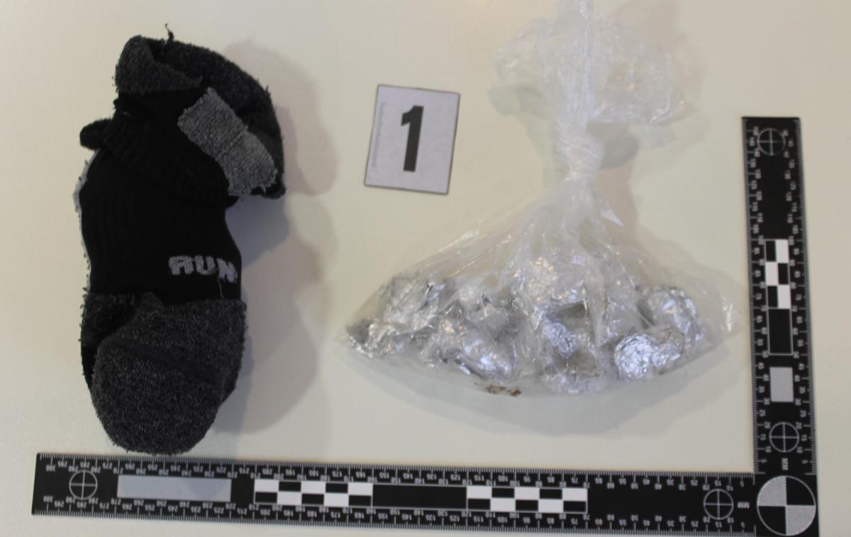 Prepovedane droge, ki so jih policisti našli pri 18-letnem vozniku, ki je v sredo dopoldne povzročil prometno nesrečo na Šmartinski cesti v Ljubljani. | 18-letnik je imel pri sebi več zavitkov prepovedanih drog. | Foto Policijska uprava Ljubljana