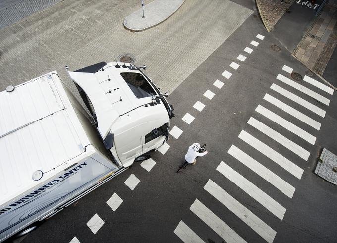Za preprečevanje nesreč tovornih vozil je ključno, da ima voznik jasen pregled nad neposredno bližino tovornega vozila. Kot eno od številnih dopolnil vzvratnim ogledalom, ogledalom za neposredno okolico in kameram za vzvratno vožnjo so pri Volvu razvili rešitev s kamero, ki vozniku omogoča pogled na dogajanje ob sprednjem desnem vogalu.  | Foto: Volvo