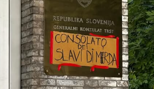 Ni še konec. Na konzulatu v Trstu se je pojavil nov napis.