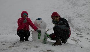Na koledarju 12. 9., v hribih pa postavljajo snežake #foto