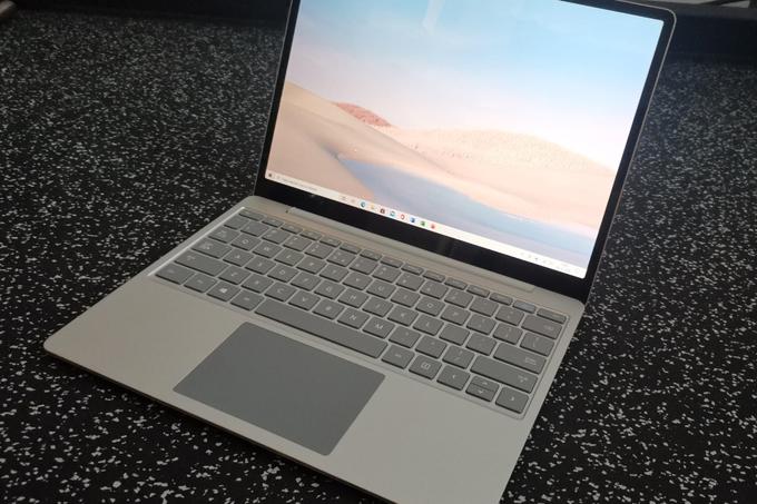 Na prenosnem računalniku Microsoft Surface Laptop Go je seveda nameščen operacijski sistem Windows 10, a v različici S, kar pomeni, da lahko nameščamo le aplikacije, ki jih je odobril Microsoft. Na srečo je mogoče razmeroma preprosto odkleniti različico Windows 10 brez omejitev. | Foto: Matic Tomšič