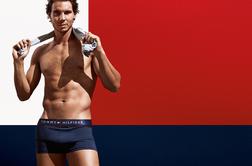 Teniški igralec Nadal pokazal svoje trenirano telo v novi reklami (video)
