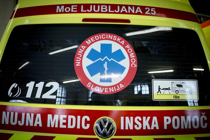 63-letnik je močno poškodovani 21-letnici na kraju dogodka nudil prvo pomoč in jo nato odpeljal proti ljubljanskemu Univerzitetnemu kliničnemu centru (UKC), odrezan del roke pa je pustil na kraju dogodka. Med vožnjo proti Ljubljani so poškodovano prevzeli zdravstveni delavci reševalne postaje Ljubljana in jo odpeljali v klinični center. Odrezan del roke so v UKC nato prepeljali policisti PU Ljubljana, ki so bili obveščeni o dogajanju. Zdravniki so z operacijo uspeli odrezan del roke prišiti. | Foto: Ana Kovač