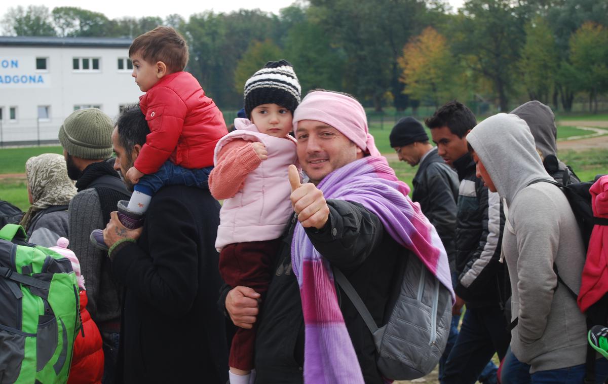 Begunci v Gornji Radgoni | V Slovenijo je 21. oktobra 2015 vstopilo največ beguncev v enem dnevu, in sicer kar 12.600. Skupno število prebežnikov, ki so do konca oktobra vstopili v državo, je preseglo sto tisoč. | Foto STA