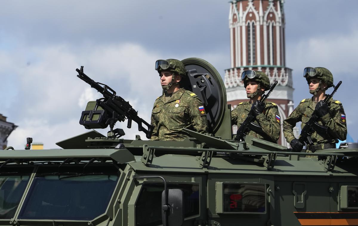 Ruski vojaki | Finančno ministrstvo v Moskvi je sporočilo še, da bodo vojaki, ki se borijo v Ukrajini, v skladu z novim zakonodajnim predlogom deležni določenih davčnih olajšav.  | Foto Reuters