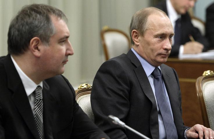 Dmitri Rogozin in Vladimir Putin leta 2009, ko je bil Rogozin še posebni ruski odposlanec v zvezi Nato.  | Foto: AP / Guliverimage