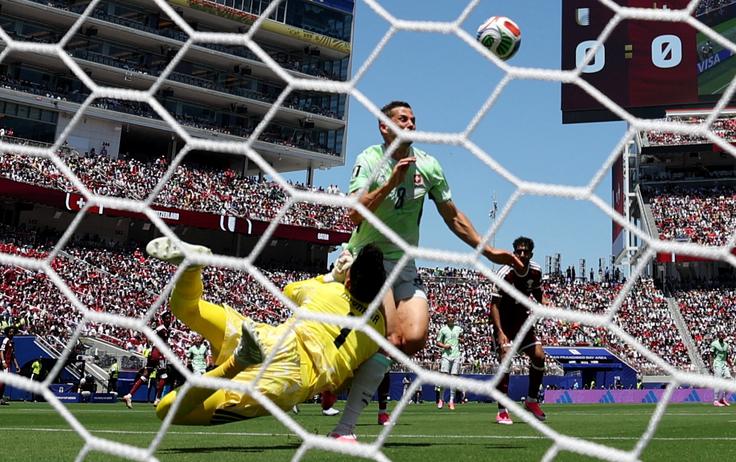 Tako je bil storjen prekršek za najstrožjo kazen v 14. minuti. | Foto: Reuters