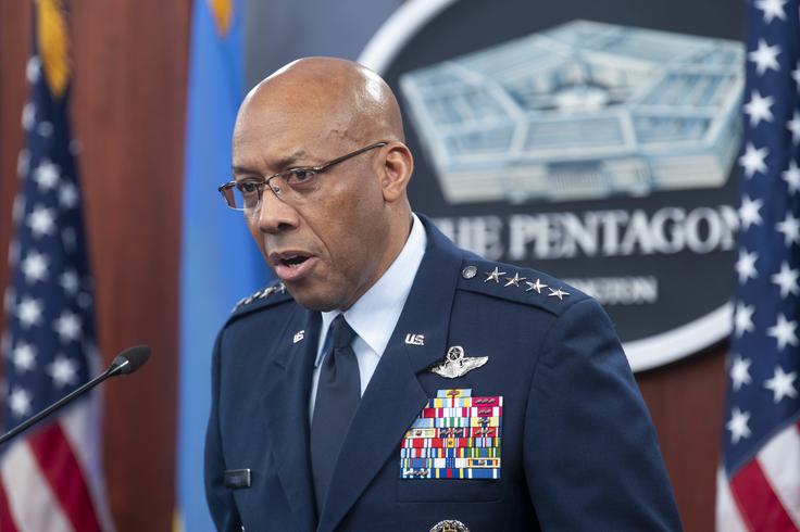 General CQ Brown velja za enega od najbolj usposobljenih posameznikov, ki so kdaj koli zasedali položaj poveljnika oboroženih sil ZDA. V preteklosti je med drugim vodil ameriške zračne sile, ameriške pacifiške zračne sile, osrednje poveljstvo ameriških zračnih sil, 31. in 8. krilo ameriških zračnih sil, 78. lovsko eskadriljo ameriških zračnih sil in poveljeval orožarski akademiji v okviru ameriških zračnih sil. Kot bojni pilot je odletel več kot 3.000 ur, od tega 130 ur na dejanskih bojnih misijah. | Foto: Guliverimage