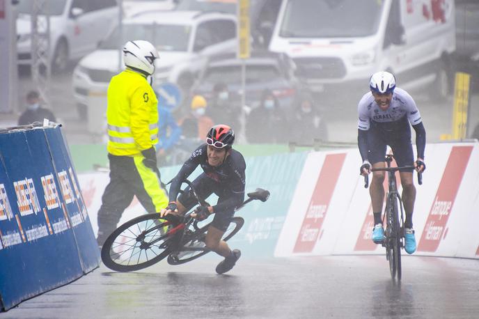 Geraint Thomas, Michael Woods | Michael Woods se je odpeljal do zmage v kraljevski etapi Dirke po Romandiji, ko je njegovemu tekmecu Geraintu Thomasu takole zdrsnilo kakšni 50 metrov pred ciljem. | Foto Guliverimage