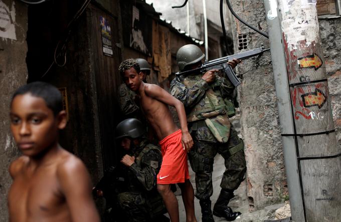 Oblast je letos poleti v revne favele v Riu, ki so glavno žarišče kriminala, poslala 3.600 vojakov in 1.300 policistov.  | Foto: Reuters