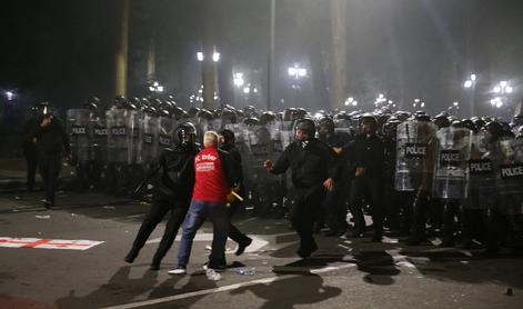 Brutalni spopad med policijo in protestniki #video