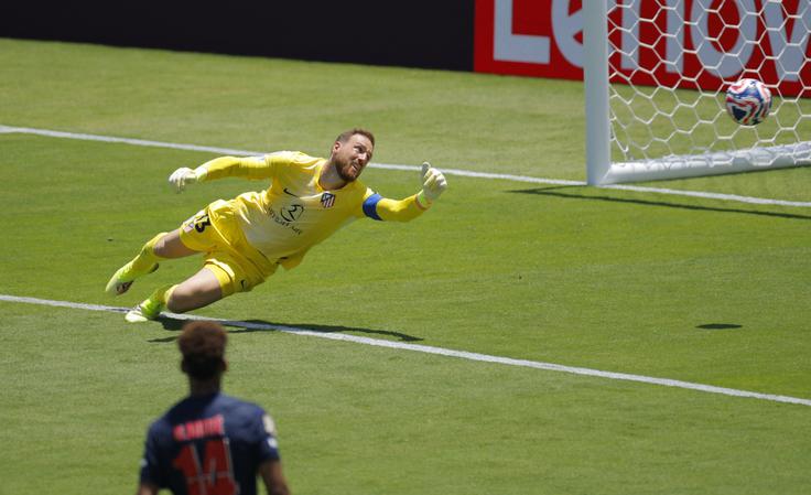 Jan Oblak je v prvem polčasu dobil dva gola.  | Foto: Reuters