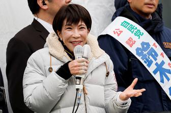 Japonska vladajoča stranka glede na projekcije osvojila večino v parlamentu
