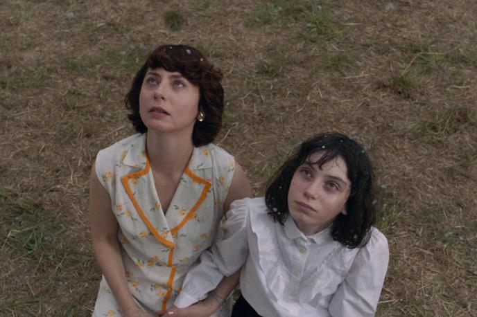 Ida, ki je pela tako grdo, da so še mrtvi vstali od mrtvih in zapeli z njo | Iz tega kadra je razvidna estetika filma, v zamaknjenem pogledu junakinj pa tudi eterični naravi filma, ki hodi po meji magičnega realizma. No, kljub eksperimentalnim koreninam režiserke ta ne pretirava s tovrstnimi prijemi. Judita Franković Brdar in Lana Marić sta odlični v glavnih vlogah. | Foto Temporama