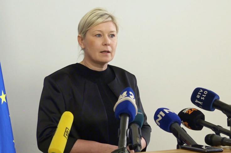 Generalna direktorica uprave za javna plačila (UJP) Urška Kos je priznala, da če za primer ne bi izvedeli iz medijev, napake v sistemu ne bi odkrili. | Foto: STA