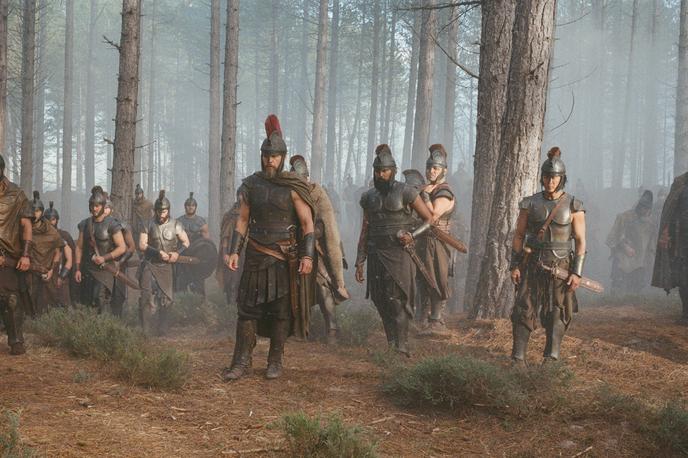 Odiseja | Promocijska fotografija filma Odiseja, na kateri je tudi Andrei Lenart – vidite ga lahko v ozadju, levo od Matta Damona. | Foto Karantanija Cinemas