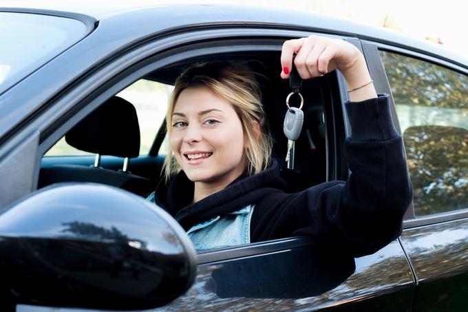  Javna agencija RS za varnost v prometu navaja, da se vozniki, ki so stari med 18 in 24 let, precej bolj strinjajo s trditvijo, da je prehitra vožnja za 20 km/h v naselju bolj prijetna, saj tako hitreje pridejo na cilj.  | Foto: Getty Images