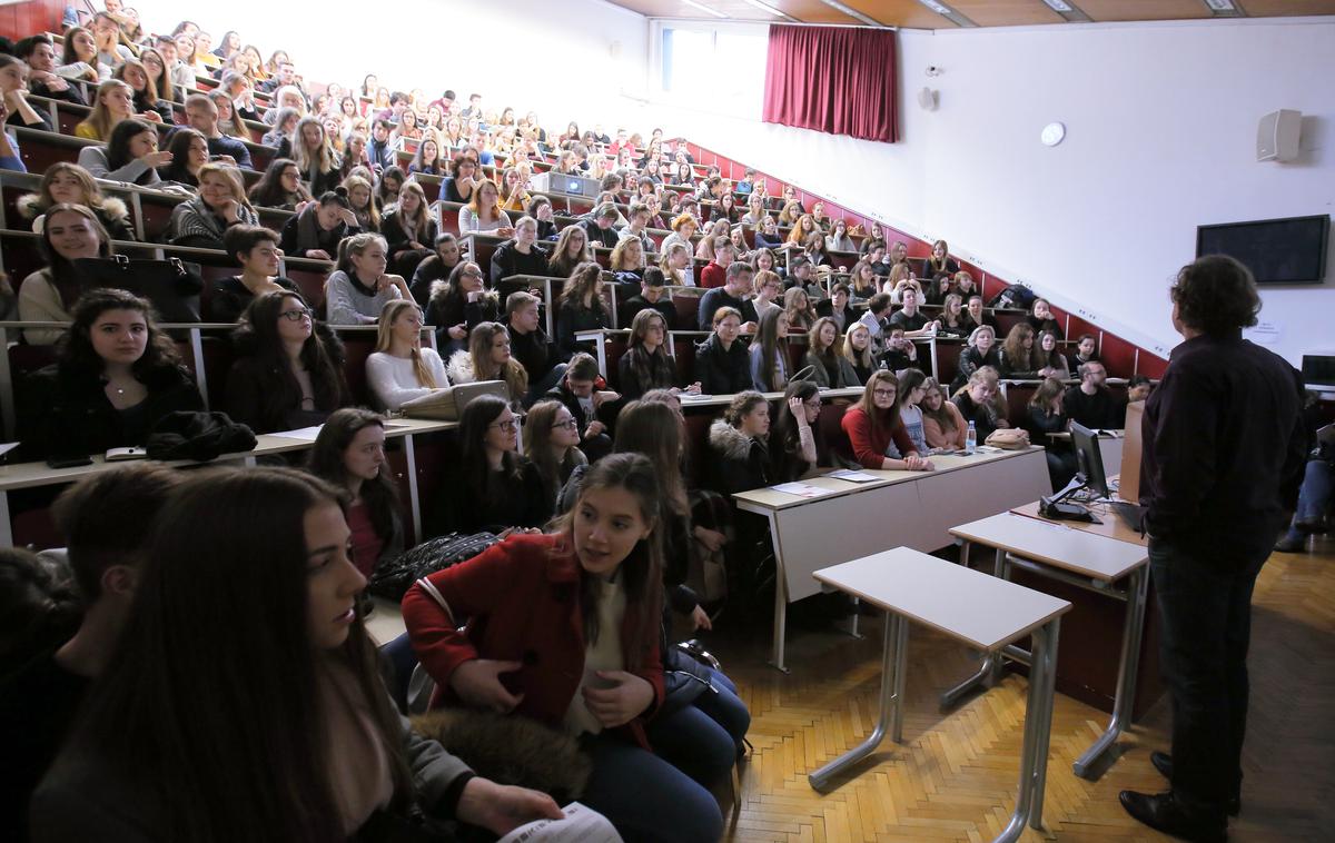 študenti | "Če v 14 dneh ne boste zboleli (kar je zelo verjetno), se lahko vrnete v službo oz. k pouku," Univerza v Ljubljani sporoča študentom, zaposlenim in sodelavcem. | Foto STA