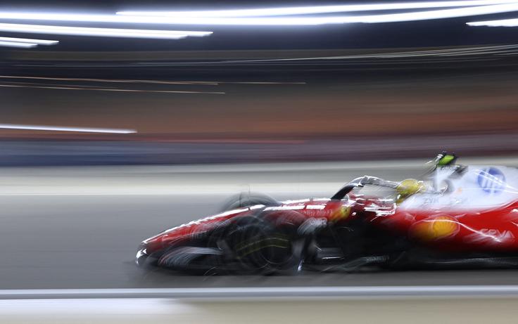 Lewis Hamilton (Ferrari) uživa, ko z novim dirkalnikom drsi skozi zavoje, kot bi bil v reli dirkalniku. | Foto: Reuters