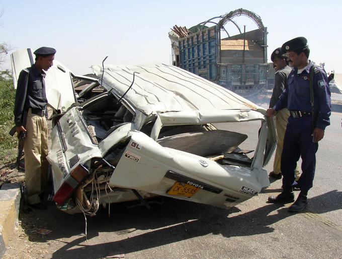 Le eden izmed razbitih avtomobilov s cest v Indiji. | Foto: Reuters