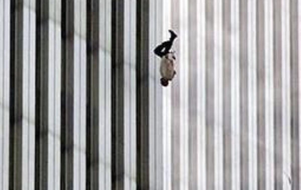 Padajoči Človek / The Falling Man | Po ocenah preiskovalcev je padec iz zgornjih nadstropij Svetovnega trgovinskega centra trajal okrog deset sekund, smrt pa je bila takojšnja. Nekateri zaposleni v WTC, ki so bili ujeli brez možnosti rešitve, so skočili tudi v parih. Newyorške oblasti njihovih smrti niso označile za samomor, temveč so jih šteli med neposredne žrtve terorističnega napada 11. septembra 2001.  | Foto Wikimedia Commons / Richard Drew