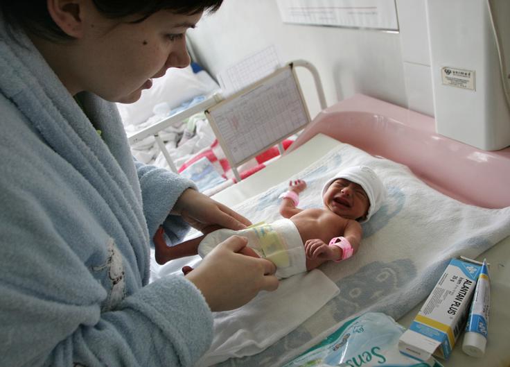 Francozi so s trgovskih polic vzeli 23 primerkov plenic za enkratno uporabo različnih znamk in v obsežni kemijski analizi našli okoli 60 različnih snovi, ki so potencialno škodljive za zdravje. | Foto: Reuters