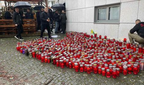 Novo mesto žaluje: prižigajo sveče v spomin na pokojnega očeta #foto #video