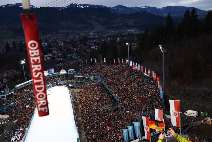 Oberstdorf V Oberstdorfu so vladale zahtevne vetrovne razmere, tako da se je tekma malce zavlekla. | Foto: Reuters