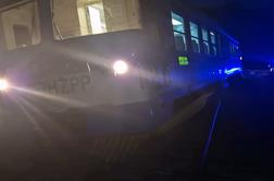 Potniški vlak trčil v podrto drevo in iztiril: poškodovanih več oseb