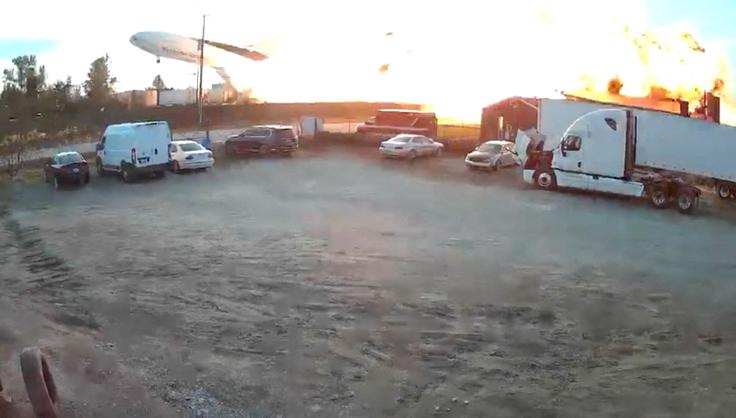 Videoposnetki nesreče, ki so jih predvajale ameriške televizije, prikazujejo, kako je letalo kmalu po vzletu strmoglavilo in eksplodiralo. | Foto: Reuters