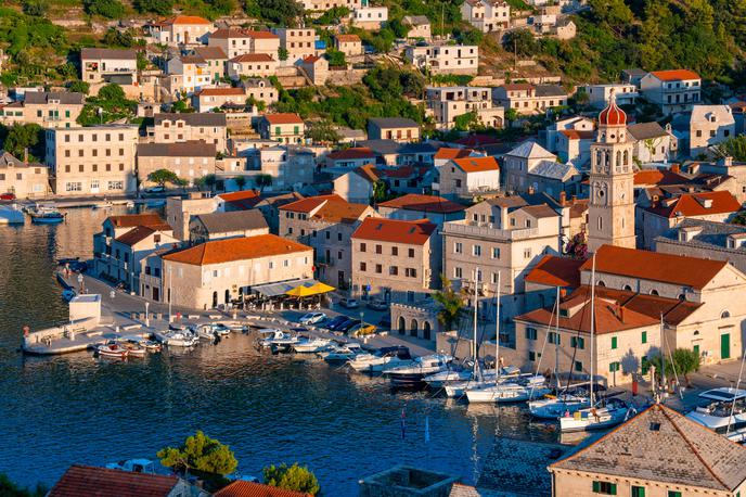 Pučišća, Brač, Hrvaška | Naselje Pučišća na Braču, kjer so v pristanišču našli volilne glasovnice | Foto Shutterstock