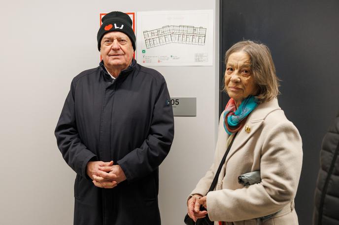 Oskrbovana stanovanja, Ljubljana Črnuče, Zoran Janković | Župan Zoran Janković je eni od najemnic predal ključe stanovanja. | Foto STA