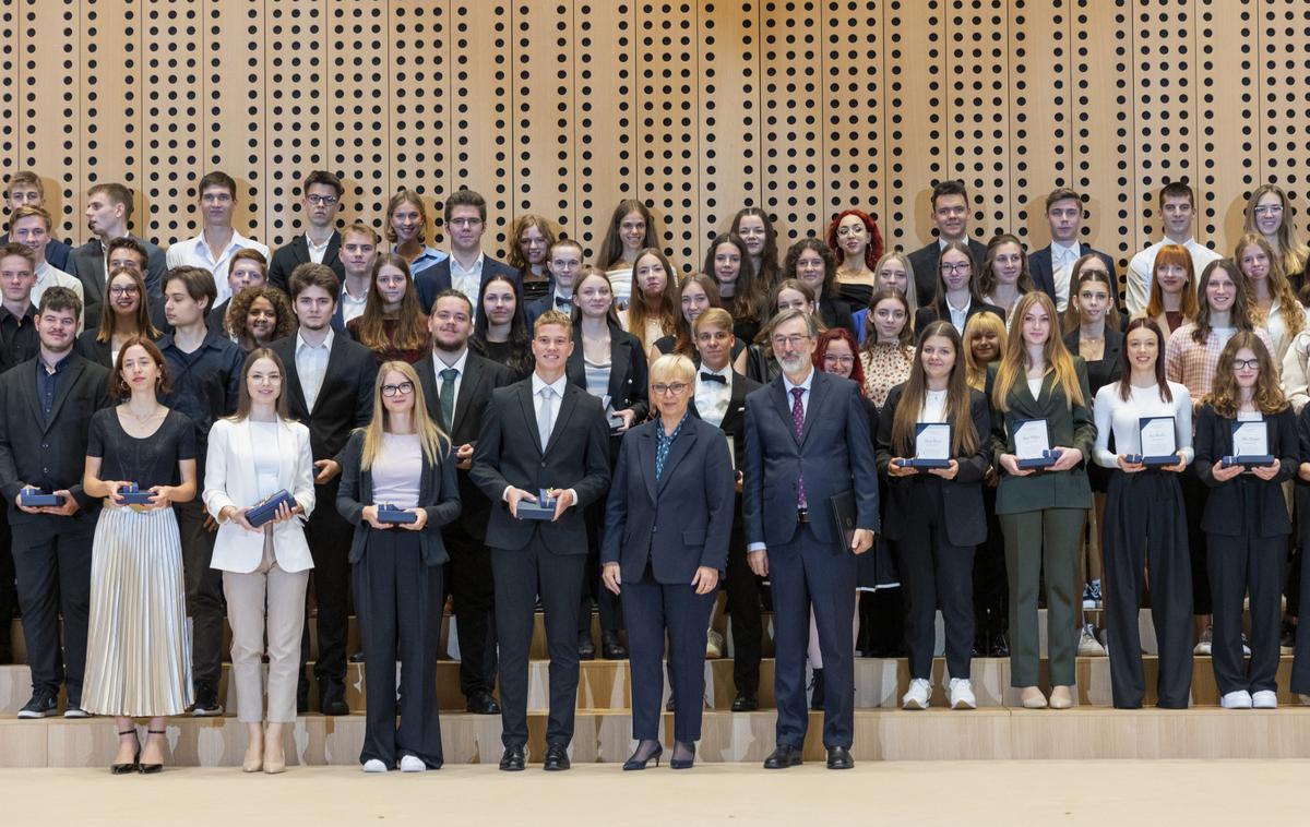 Pirc Musarjeva in diamantni maturanti | Letos so najvišje možno število točk na maturi dosegli 103 maturantje.  | Foto STA