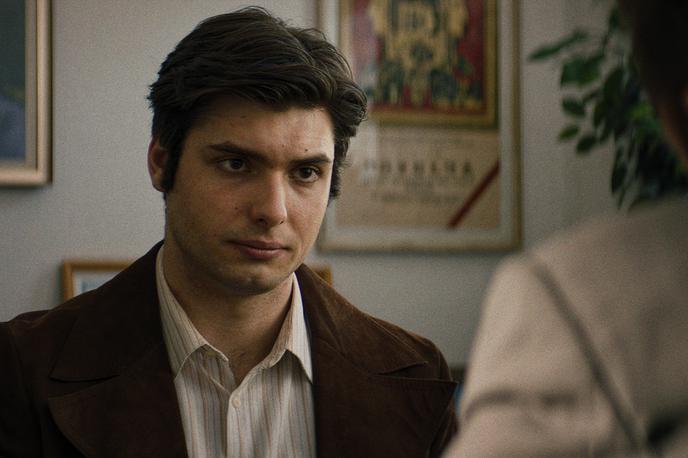 Pošast za železno zaveso | Metod je enigma – včasih je nepredvidljivo nasilen, drugič prijetna družba nepridipravom, tretjič, kot v tej sceni, skrajno zdolgočasen, ko se mora pogovarjati s kadrovskim politkomisarjem v podjetju. | Foto 666 Productions