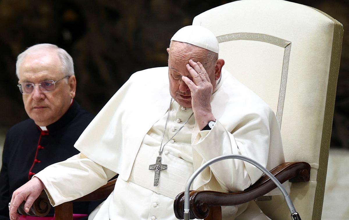 papež Frančišek | Papeža so 14. februarja sprejeli v rimsko bolnišnico Gemelli zaradi bronhitisa, ki se je kasneje razvil v pljučnico na obeh pljučnih krilih. | Foto Reuters