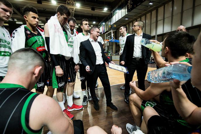 Olimpija in Krka ostali sami, na dnu
