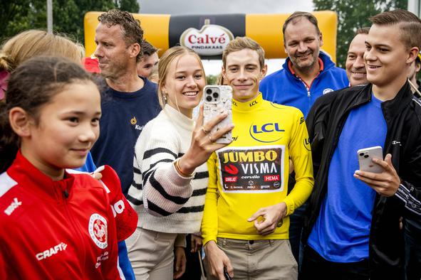 Zmagovalec Toura razkril, komu je namenil klic po vsaki etapi