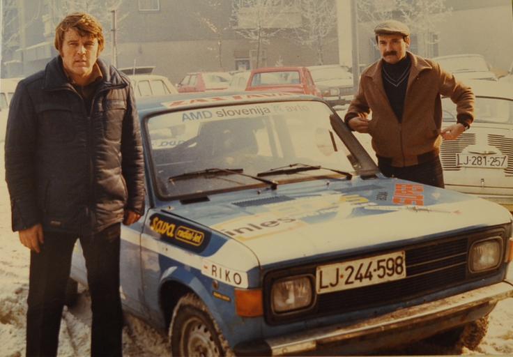 Marko Kožar (levo) in Drago Zonta ob zastavi 101. | Foto: osebni arhiv/Lana Kokl