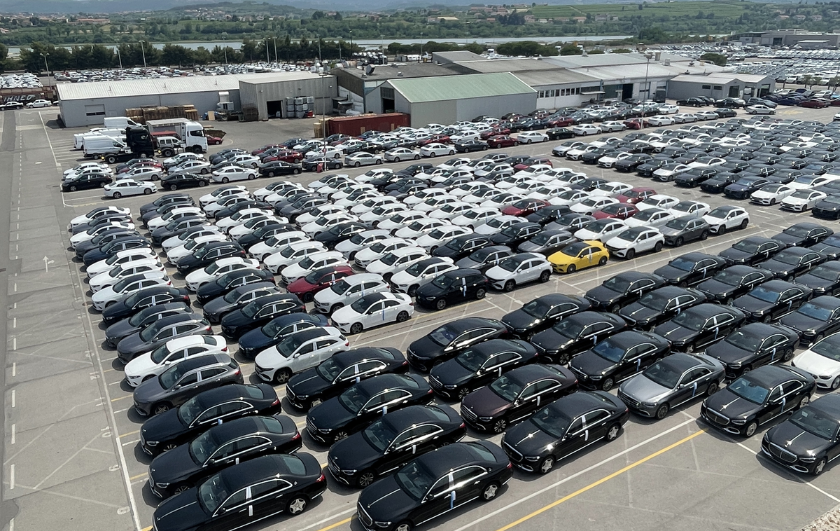 Luka Koper | Pogled na eno izmed parkirišč avtomobilskega terminala v Kopru. | Foto Gregor Pavšič