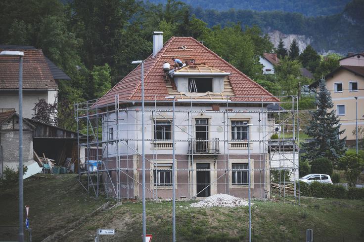 Prvotno naj bi bila hiša peščene barve, a so jo naknadno spremenili. | Foto: Ana Kovač